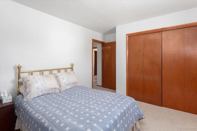 bedroom featuring carpet flooring, a textured ceiling, and a closet