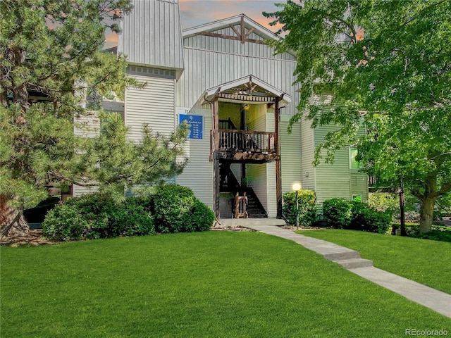 view of front of home featuring a lawn