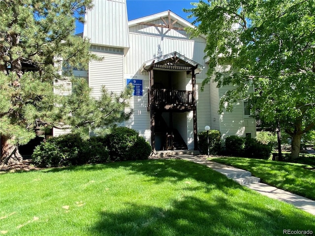 view of front of home with a front yard