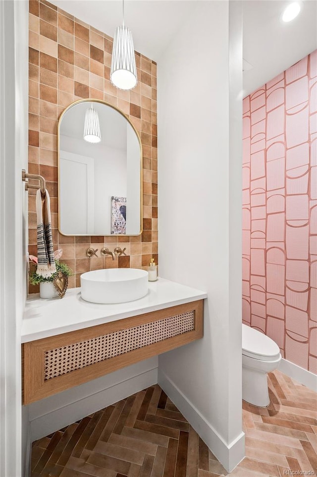 bathroom featuring recessed lighting, decorative backsplash, toilet, vanity, and baseboards