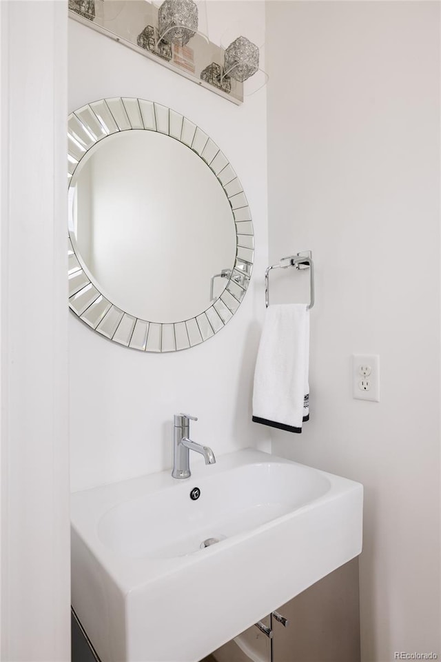 bathroom featuring sink