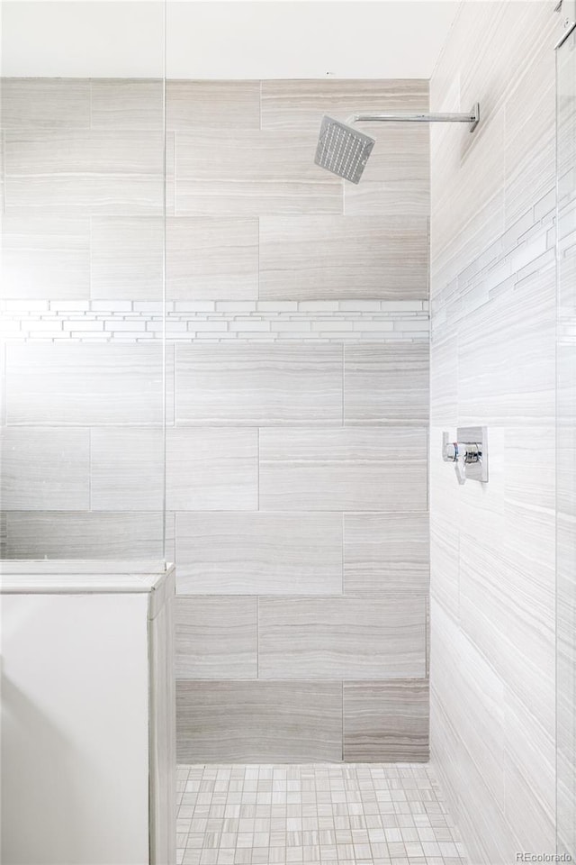 bathroom featuring tiled shower