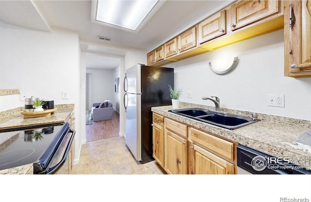 kitchen with visible vents, electric range, freestanding refrigerator, a sink, and dishwashing machine