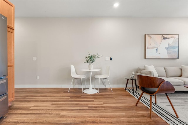 dining space featuring recessed lighting, light wood-type flooring, and baseboards