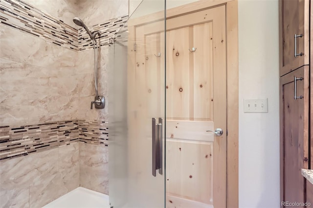 bathroom featuring a tile shower