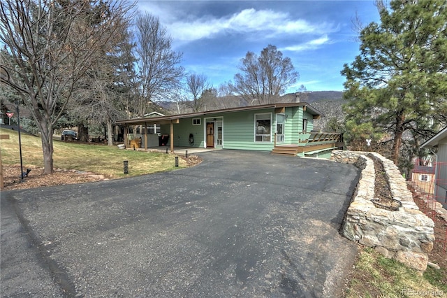 view of front of property with aphalt driveway and a front yard