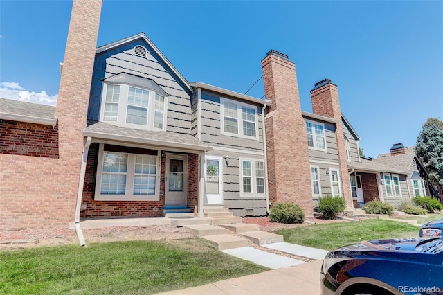 view of front of property featuring a front lawn