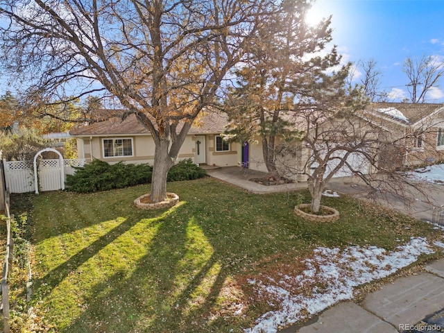 view of front of home featuring a front yard