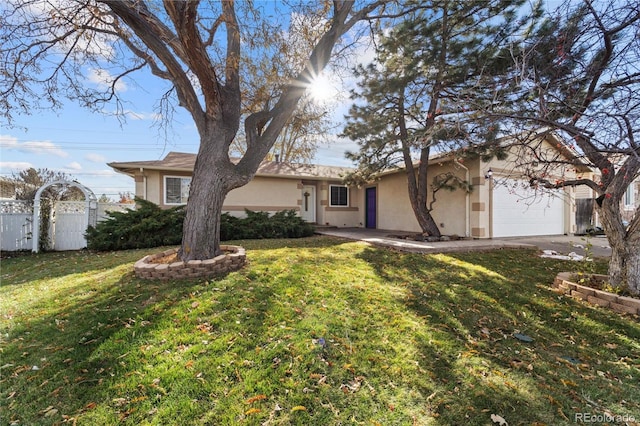 view of front of property featuring a front yard and a garage