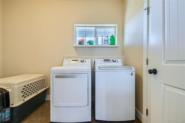 laundry room with washing machine and dryer