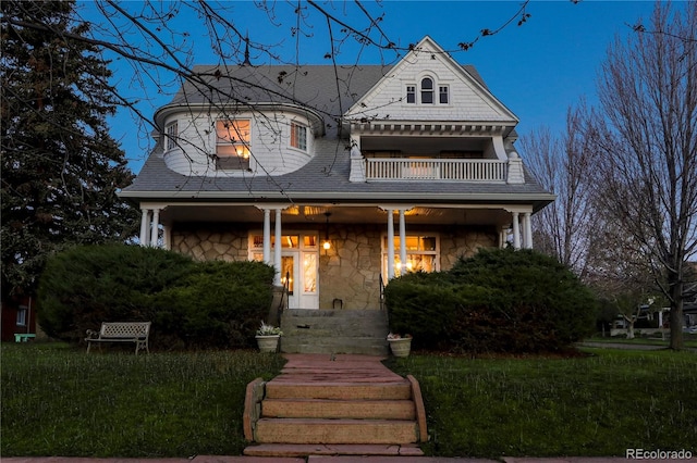 view of front of property featuring a front yard