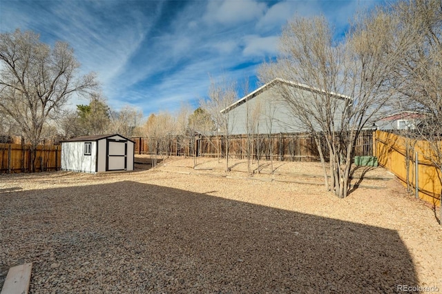 view of yard featuring a shed