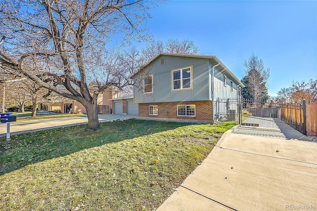 view of front of property featuring a front yard and a garage