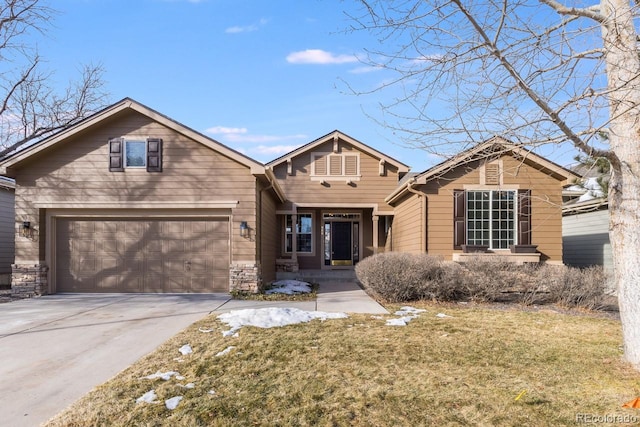 view of front of home featuring a front yard