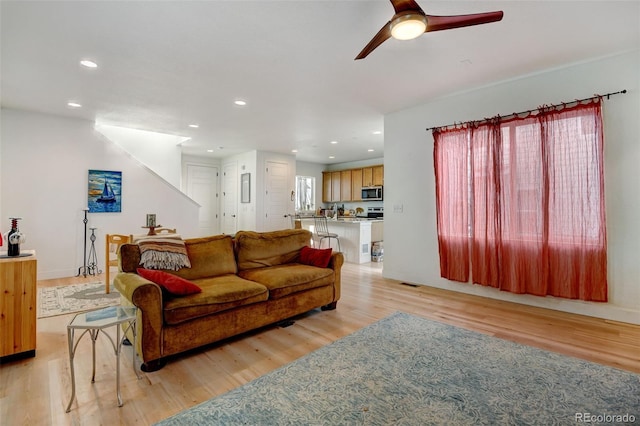 living room with light wood-style floors, recessed lighting, visible vents, and ceiling fan