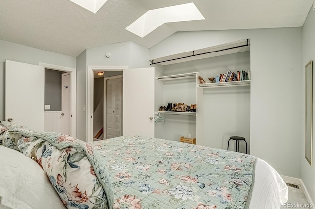 1068 Milo Cir Unit A, Lafayette, CO 80026 - bedroom featuring a closet, a skylight, and vaulted ceiling