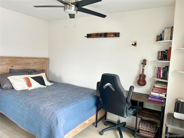 bedroom with ceiling fan