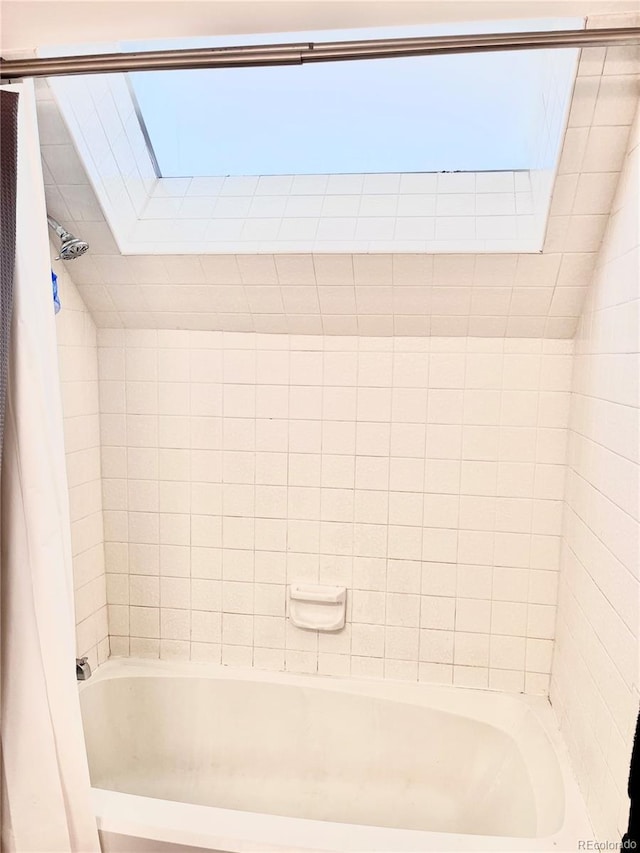 bathroom featuring tiled shower / bath combo