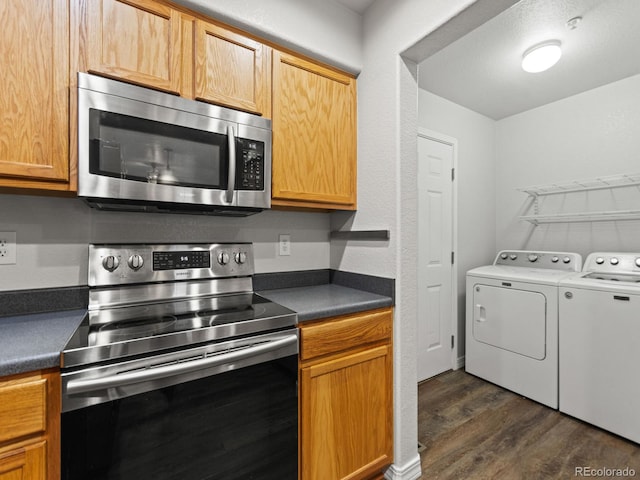 23500 E Alamo Pl Unit C, Aurora, CO 80016 - kitchen featuring stainless steel appliances, washer and clothes dryer, dark wood-type flooring, and dark countertops