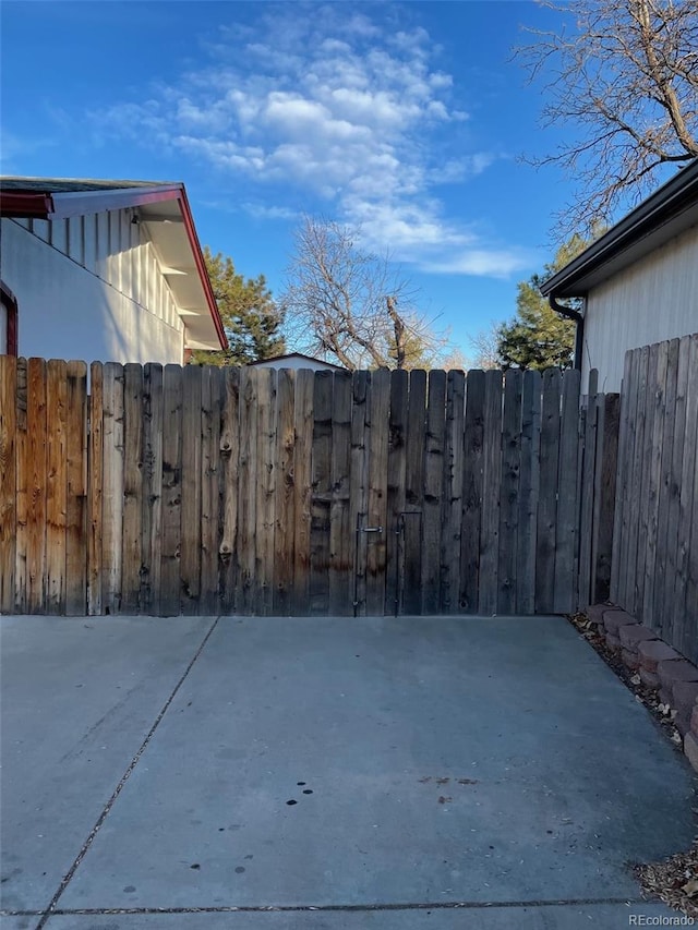 view of yard featuring a patio area