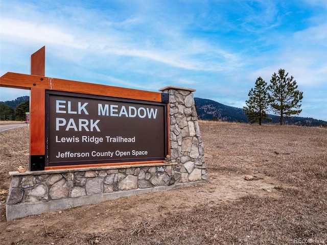 community / neighborhood sign featuring a mountain view