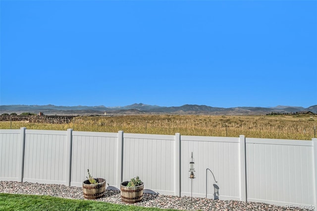 view of yard featuring a mountain view