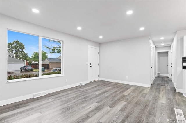 4672 S Lewiston Way, Aurora, CO 80015 - unfurnished living room featuring recessed lighting, wood finished floors, and baseboards