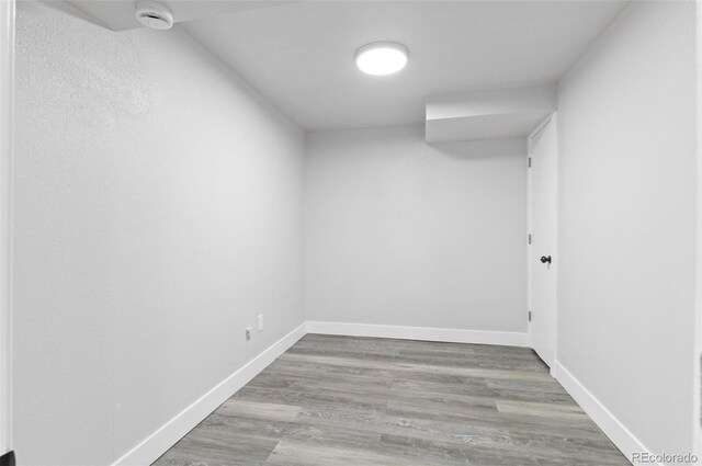 4672 S Lewiston Way, Aurora, CO 80015 - spare room with a smoke detector, baseboards, and wood finished floors