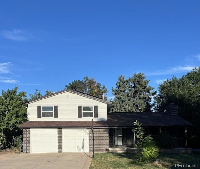 view of front facade featuring a garage