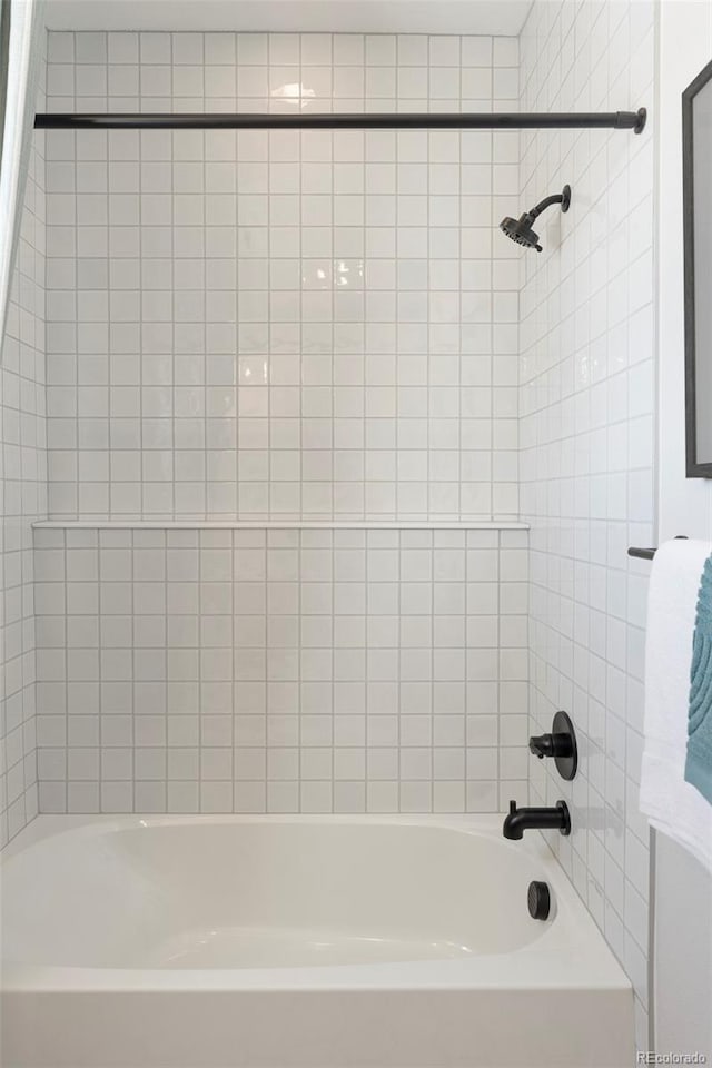 bathroom with tiled shower / bath combo