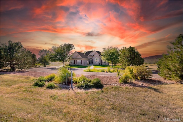 view of yard at dusk