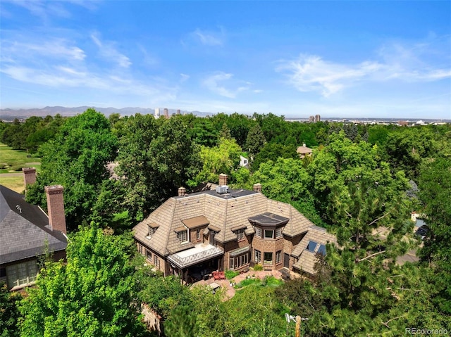 bird's eye view with a wooded view