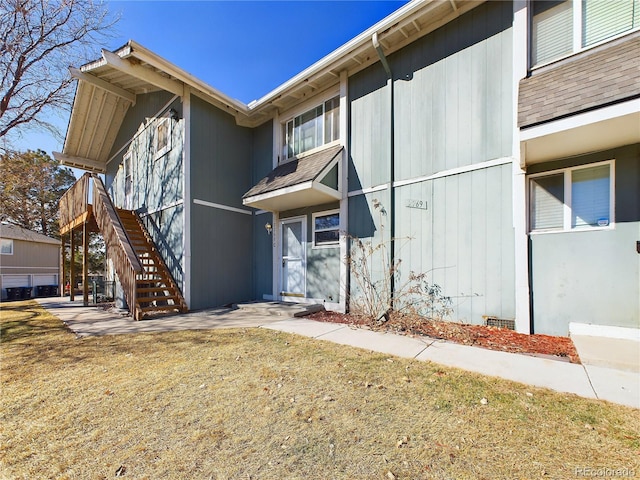 view of side of property featuring a lawn