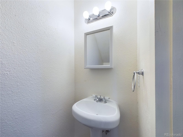 bathroom featuring sink