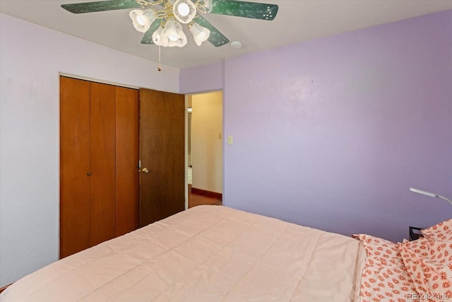 unfurnished bedroom with ceiling fan and a closet