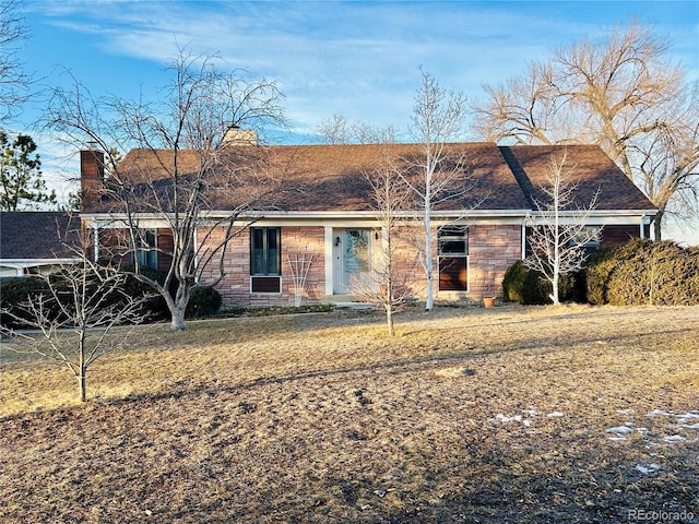 view of front of property featuring a front lawn