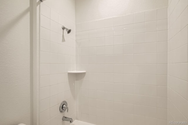 bathroom with tiled shower / bath combo