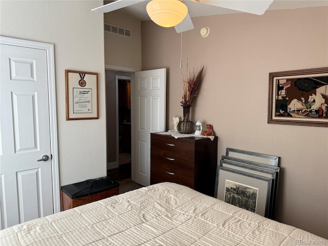 bedroom with ceiling fan