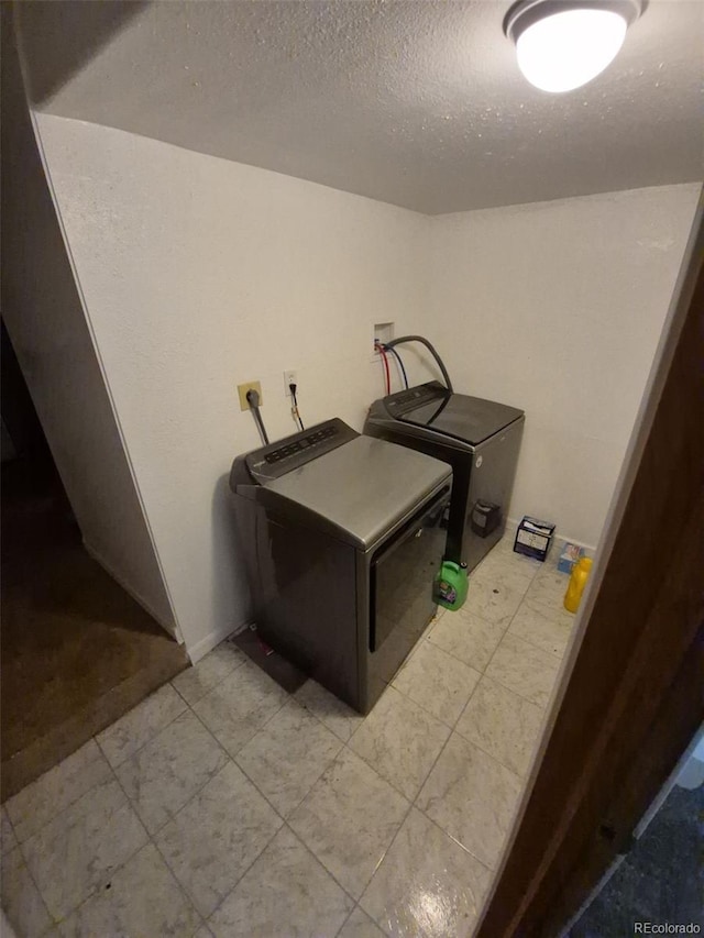 3136 S Cathay Cir, Aurora, CO 80013 - laundry area featuring independent washer and dryer and a textured ceiling