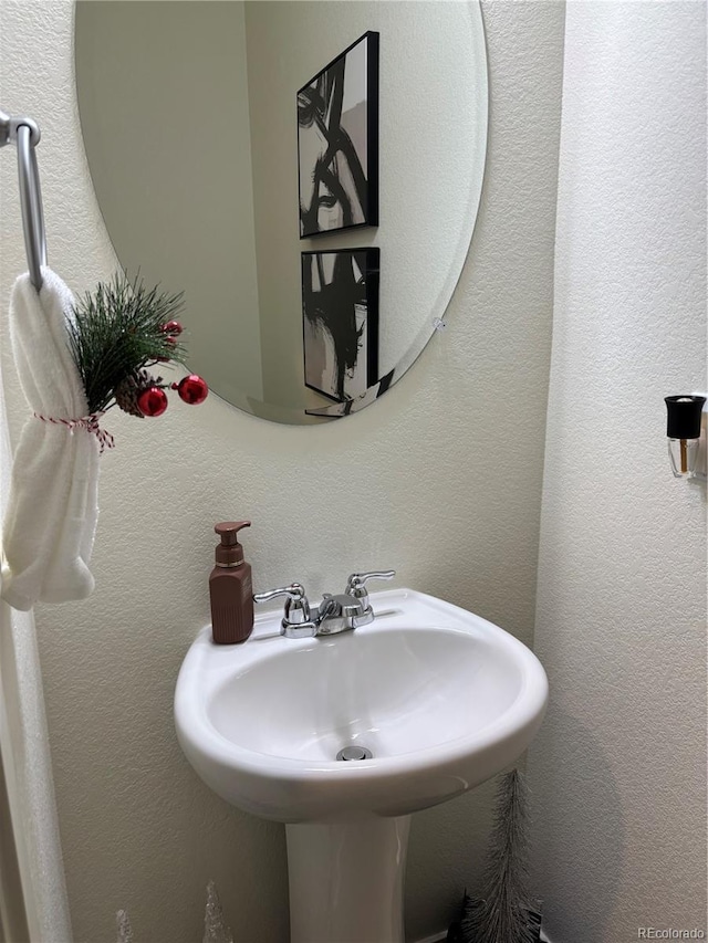 bathroom featuring sink