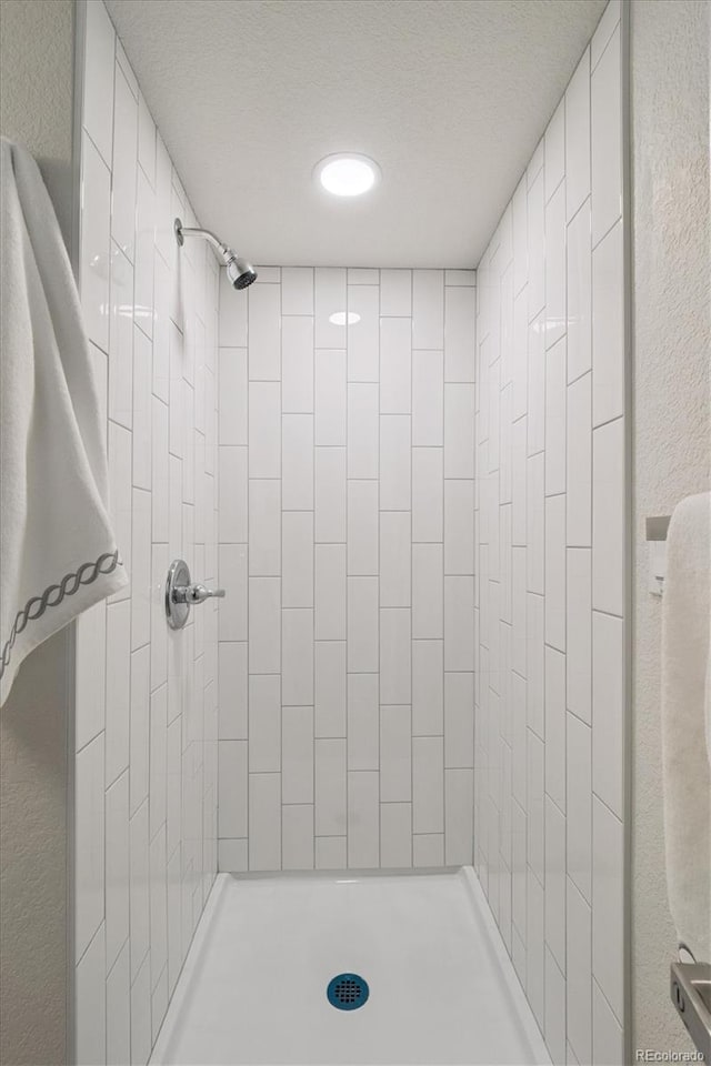 1718 S Flanders Way, Aurora, CO 80017 - full bathroom with tiled shower and recessed lighting