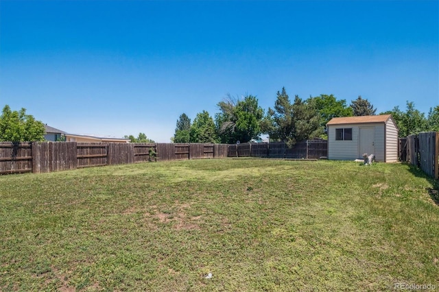 1718 S Flanders Way, Aurora, CO 80017 - fenced backyard featuring a shed