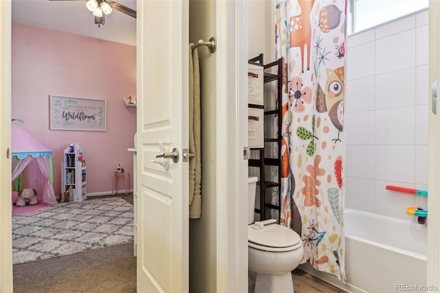 bathroom with shower / bathtub combination with curtain, ceiling fan, and toilet