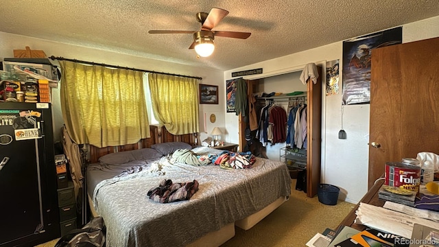 bedroom featuring a closet, a textured ceiling, and ceiling fan