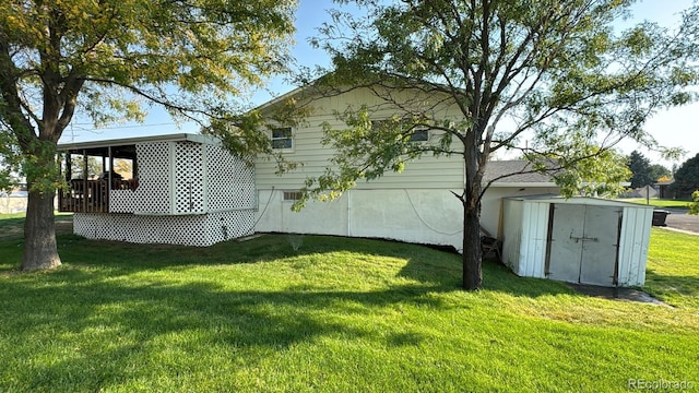 view of yard with a storage shed