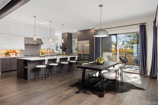 dining space with sink and dark hardwood / wood-style floors