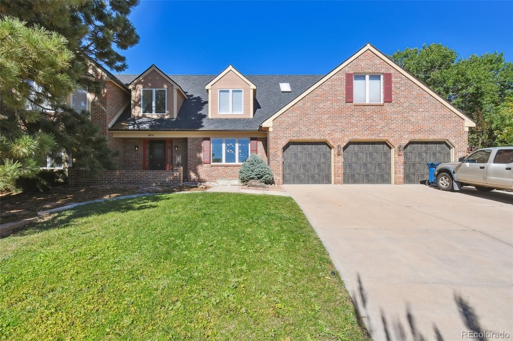 view of front facade featuring a front yard and a garage