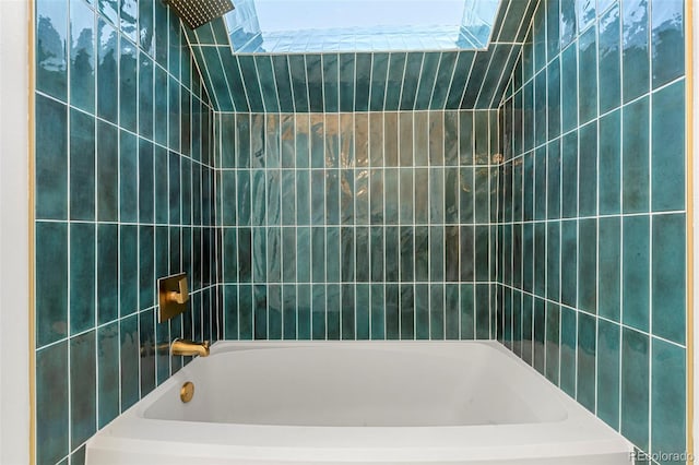 bathroom with tiled shower / bath