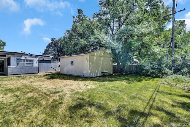 view of yard featuring a shed