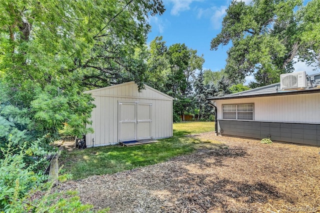 view of yard with a storage unit